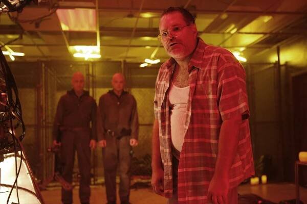 Dirk Gently's Holistic Detective Agency - Weaponized Soul - Z filmu - Aaron Douglas