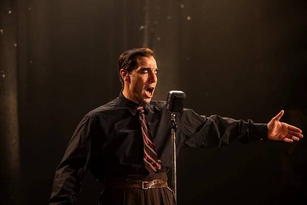 Monsieur Aznavour : Tahar Rahim hraje ikonu francouzského šansonu - Náš verdikt