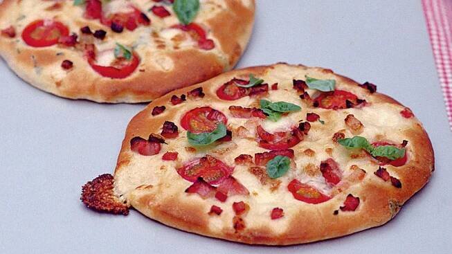 Pizza s cherry rajčátky & slaninou
