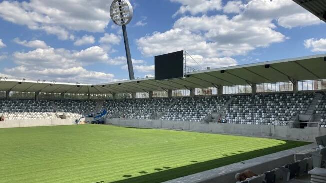 Nová multifunkční aréna v Hradci Králové těsně před dokončením | foto: fchk.cz
