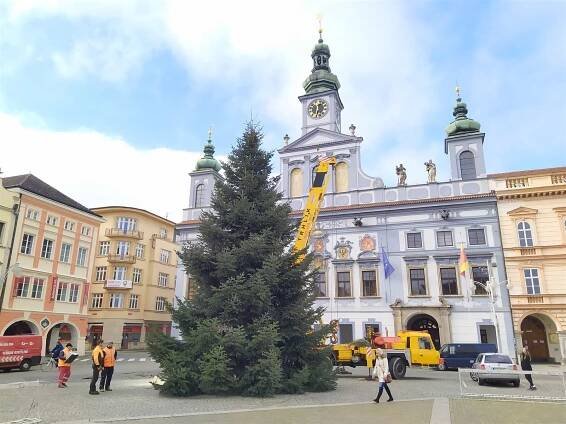 Města chystají provizorní adventní programy, divadlo uvede Teatromat