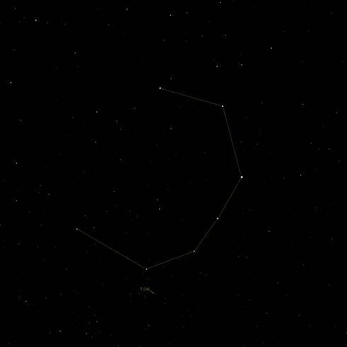 Aufnahme des Sternbilds Corona Borealis mit Sternbildlinien und der Lage des Sterns T Coronae Borealis.