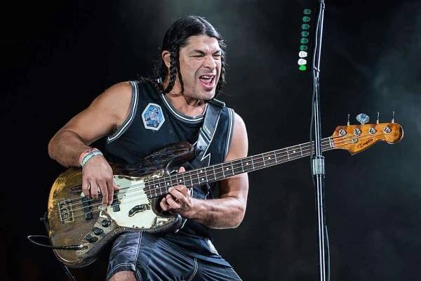 13 Best Heavy Metal Bassists Of All Time – Legends Who Defined The Low End 4