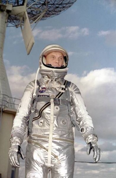 John Herschel Glenn jr. ve svém skafandru, který byl odvozen z modelu Goodrich U.S. Navy Mark IV
