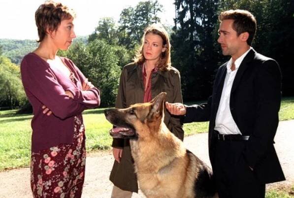 FOTO: Ursula Strauss v seriálu Komisař Rex po boku Elke Winkens a Alexandera Pschilla. Snímek z roku 2004.