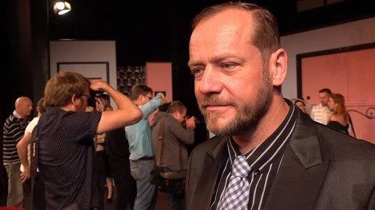 Filip Blažek v neobvyklé roli: Představitel princů z pohádek má v nové divadelní hře problém s potencí - Super.cz