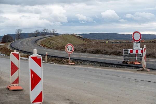 Děti Země, dálnice D49 a čekání na Maa. Česko je země vizí bez naděje na uskutečnění