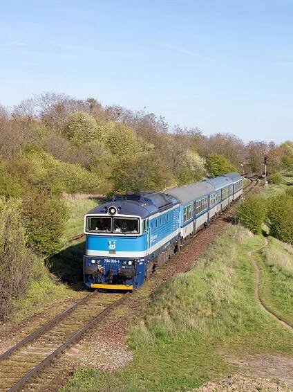754.008, odbočka Jeneček – Jeneč, 24.04.2017, Petr Zobal (https://www.lokomotivy.net)