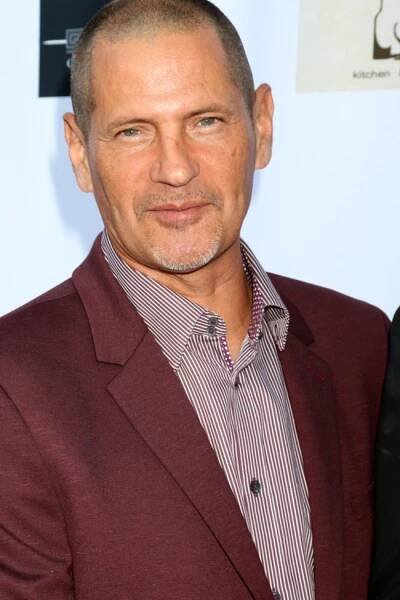 Sukničkářský doktor z Melrose Place má i po 28 letech uhrančivý pohled