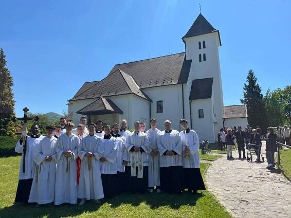 Nitrianski bohoslovci v Nedeľu Dobrého Pastiera vo farnosti Soblahov - Biskupstvo Nitra