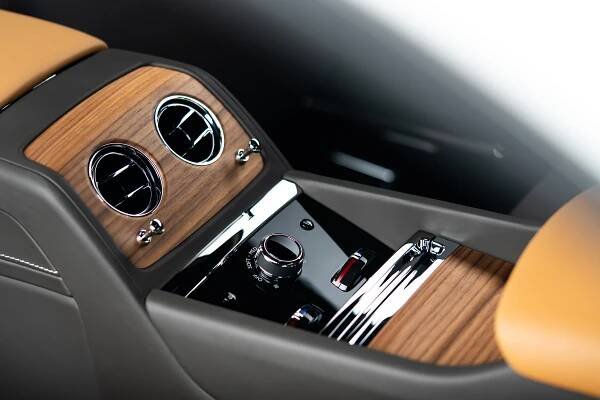 Za volantem elektrického Rolls-Royce. Spectre nešokuje čísly, přesto je výjimečný