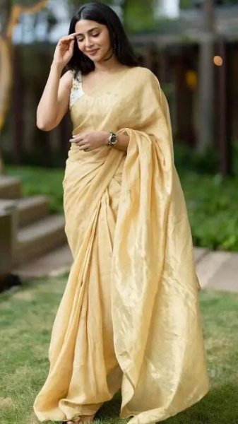 Aishwarya Lekshmi shines in traditional outfits