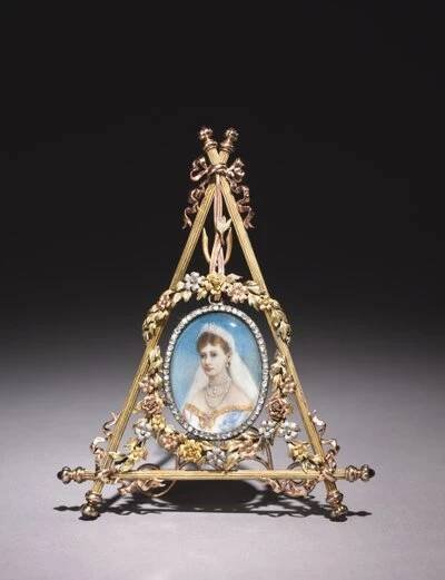 Trojúhelníkový rám s portrétem carevny Alexandry Fjodorovny, 1896-1908 od Carl Fabergé
