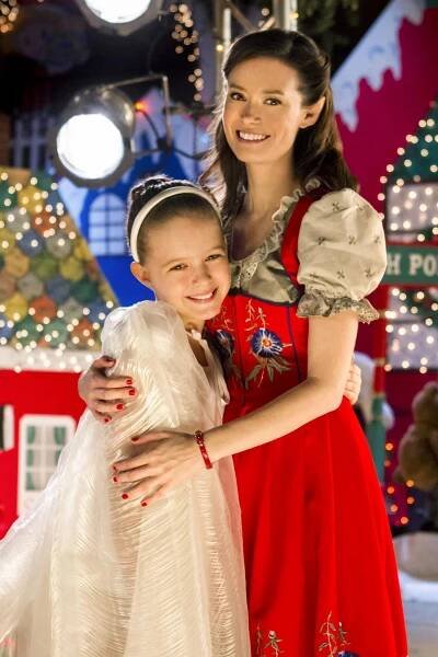 Izabela Vidovic, Summer Glau - Help for the Holidays - Z natáčení