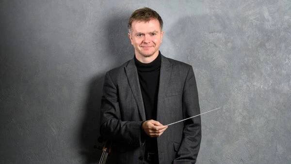 Jak zní „autentický“ Dvořák či Smetana? O dobově poučené interpretaci romantické i barokní hudby hovoří dirigent Marek Štryncl