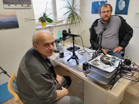 Betlém v Kašperských horách je inspirován děním ve městě, vyřezává ho Jiří Brož