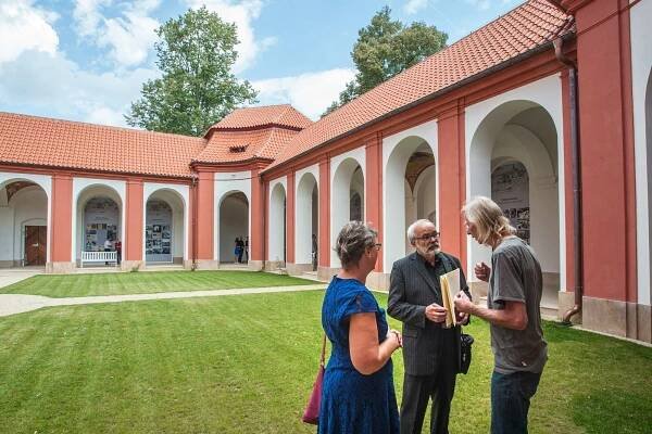 FOTOGALERIE: Dostavba ambitu Mariánské Týnice byla slavnostně završena
