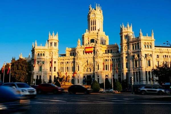 Tapas, Spanish wine, chocolate and art in Madrid
