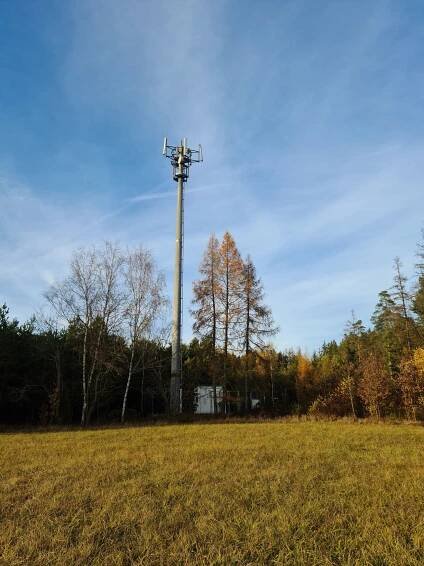 Fotografie - Strašice - vysílač nad částí obce Kout - 18.11.2020