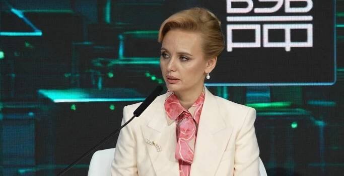 Putinovy dcery opět na veřejnosti. Poprvé obě promluvily na prestižním fóru