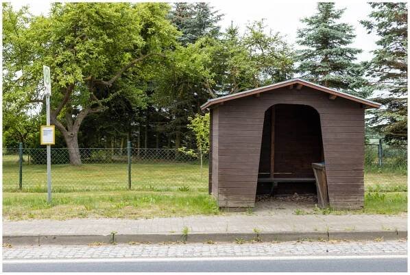 FOTOGRAF Sven Vogel FOTOGRAFIERTE EIN KUNSTPROJEKT BUSHAEUSER BUSHALTESTELLEN UND BUSHÄUSSCHEN IN DEUTSCHLAND PHOTOGRAPHER Sven Vogel Photography ARTSERIES BUSSTOP