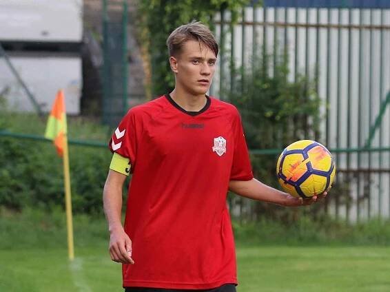 Fotbalisté Příluk (v červeném) ve 4. kole I. B třídy skupiny A o víkendu doma porazili Hovězí 5:0. I díky premiérové vychytané nule "brankáře" Zdeňka Juliny.