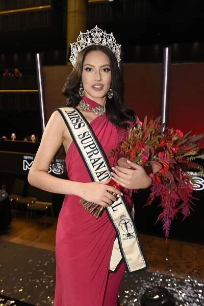 Předloni neuspěla, letos se raduje z korunky: Ohnivá tmavovláska srovnala dvě finále Miss