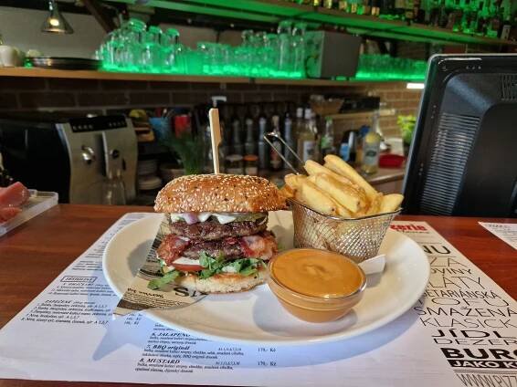 Legendární dvojitý burger 'Jako Kráva' se slaninou, omáčkou a hranolky z Pizzerie San Marino Kladno.