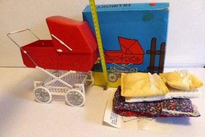 Retro kočárek Dubena s krabicí, peřinky, hračka - Starožitnosti a umění