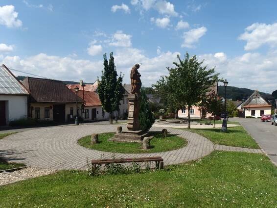 Staré náměstí se sochou Jana Nepomuckého