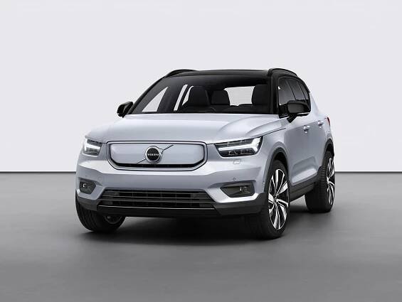 Volvo představuje svůj první elektromobil XC40 Recharge a přidá k němu roční nabíjení zdarma