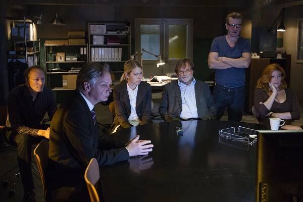 Vláda - Vlastní postoj - Z filmu - Lars Mikkelsen, Kristian Halken, Birgitte Hjort Sørensen, Lars Knutzon, Jens Albinus, Julie Agnete Vang Christensen