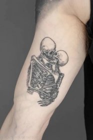 Tetování lebky může symbolizovat smrt a připomínat nám, abychom žili každý den naplno.