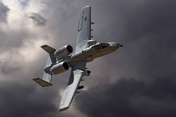 Sun Seems To Melt A-10 Thunderbolt Into Strange Shapes, That's Really How the Plane Looks