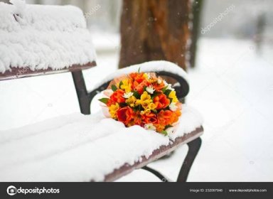 Svatební Kytice Lilie Lavičce Sněhu Zimě — Stock Fotografie © veloliza #232097946