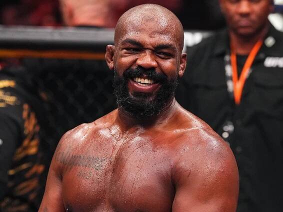 Jon Jones opouštějící scénu nehodového poplatku