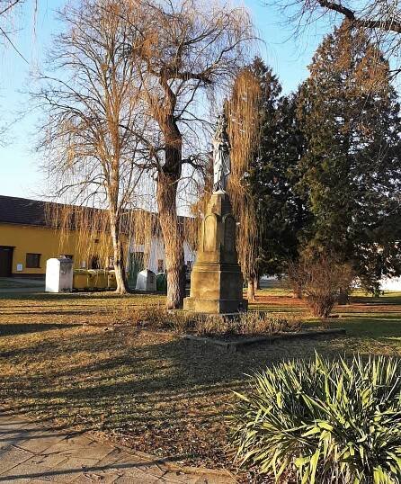 Photos - Socha Panny Marie Socha, náměstí Komenského, Tlumačov, Zlínský kraj, Česko - 09.02.2023