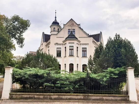 Hradby nahradila čtvrť vil. Některé jsou tak okázalé, že majitele zruinovaly