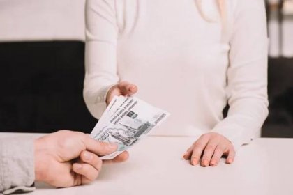 Oříznutý záběr muže dávat ruské rubly bankovky na ženu �— Stock obrázek