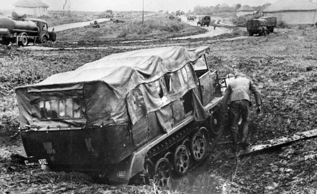 Sd.Kfz.11 Light German half track prime mover