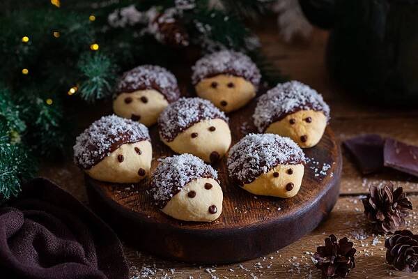 Vánoční ježci patří k nejroztomilejšímu pečenému cukroví. Vyzkoušejte recept