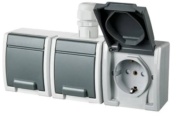 FAMATEL ATLAS Zásuvka SCHUKO 3-násobnávodorovná s vývodkou M20 na omítku 16A 230V IP65 šedá