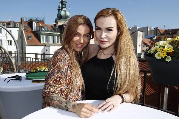 FOTO: Marie Kovácsová s kamarádkou Evou Feuereislovou. – stránka 29