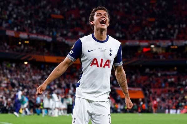 Brennan Johnson of Tottenham Hotspur celebrating.