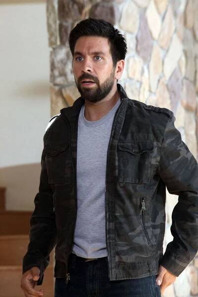 Chuck - Chuck a vousatý bandita - Z filmu - Joshua Gomez
