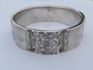 Starožitný stříbrný ručně rytý široký náramek - Starožitné šperky