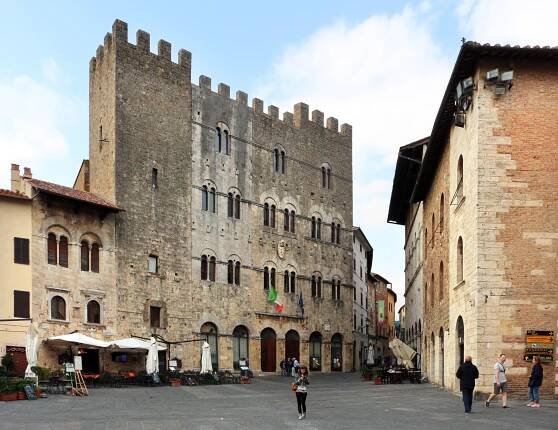 Soubor:Massa marittima, palazzo comunale, 01.JPG