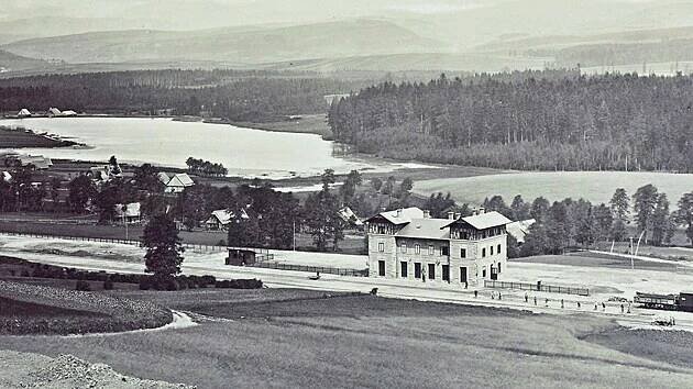 Budova nádraží Martinice v Krkonoších, jak ji v roce 1871 vyfotil Josef Löwy.