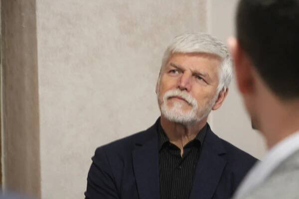 Prezident Pavel v Hodoníně. Muzeum mu věnovalo vzácnou medaili s Masarykem