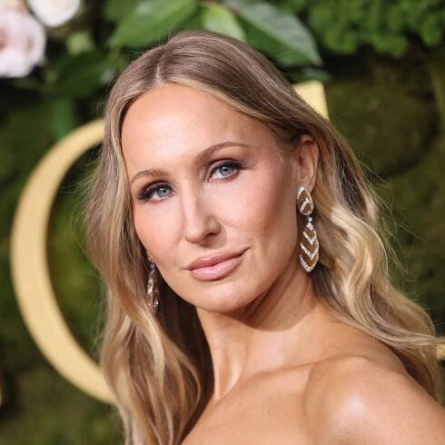 Nikki Glaser’s Golden Globes Monologue Had Hard Punchlines and Impressions